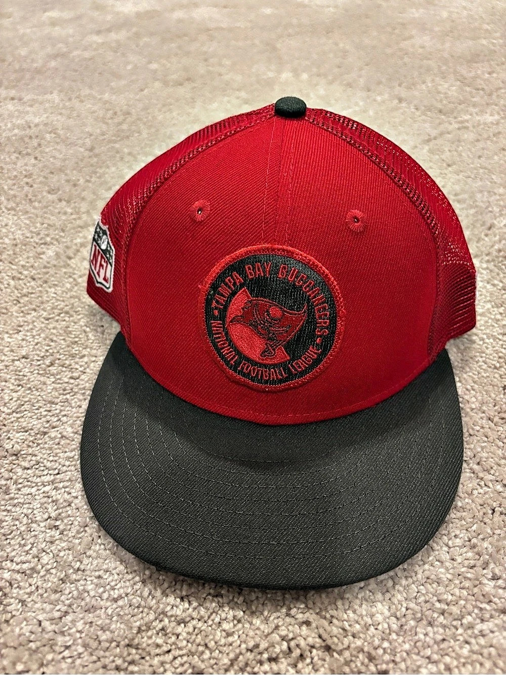 New Era Tampa Bay Buccaneers Core Team Trucker Snapback Hat Red & Black